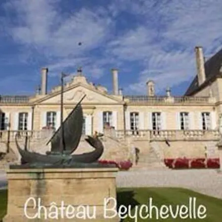 Holiday home Chai Margaux. Maison 6 Pers Au Coeur Des Chateaux *