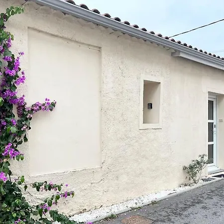 Holiday home Chai Margaux. Maison 6 Pers Au Coeur Des Chateaux *
